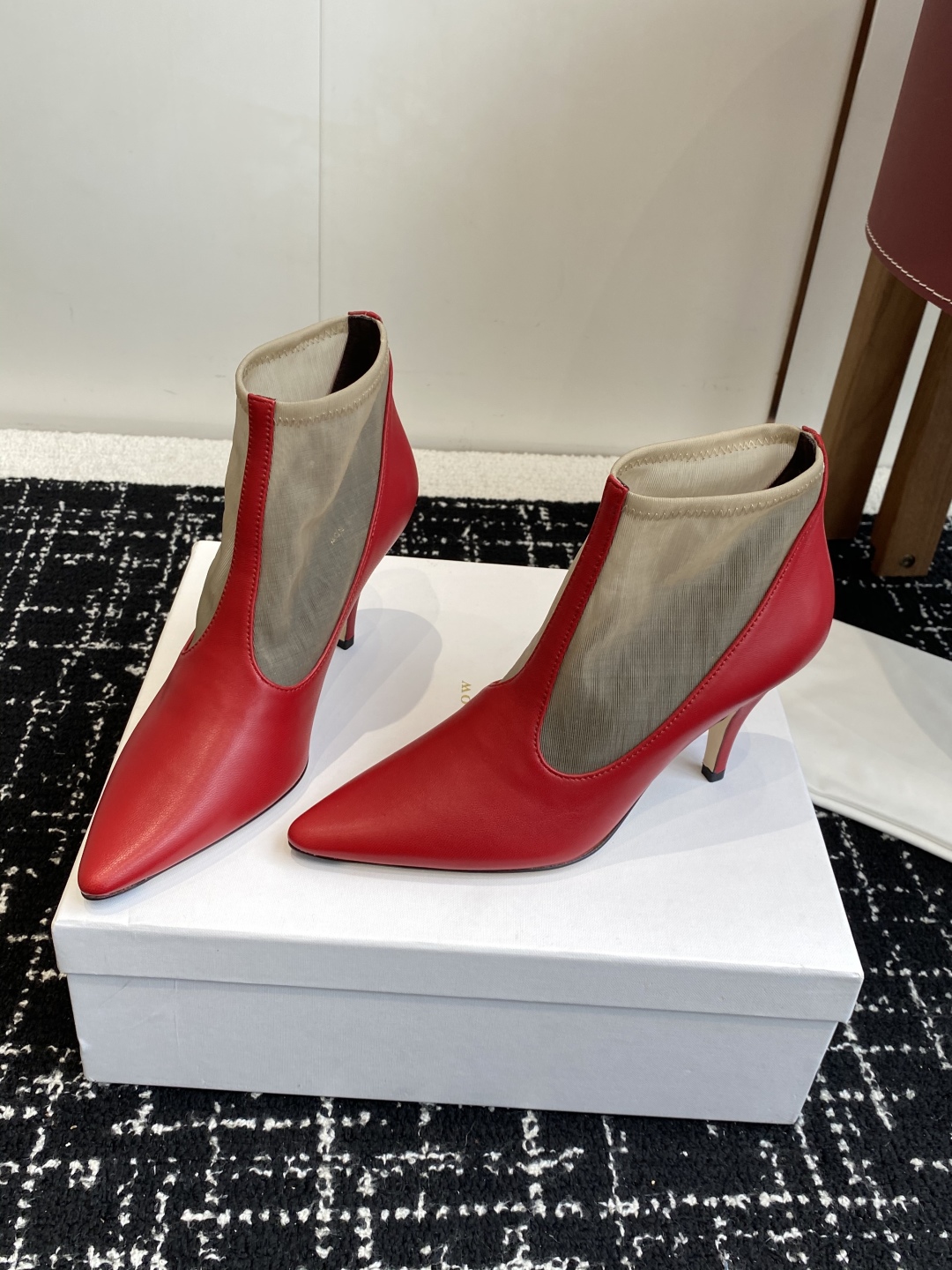 代购级The Row 2025极简奢华再一次精准落地 
这双 Mesh Knee-High Boots 