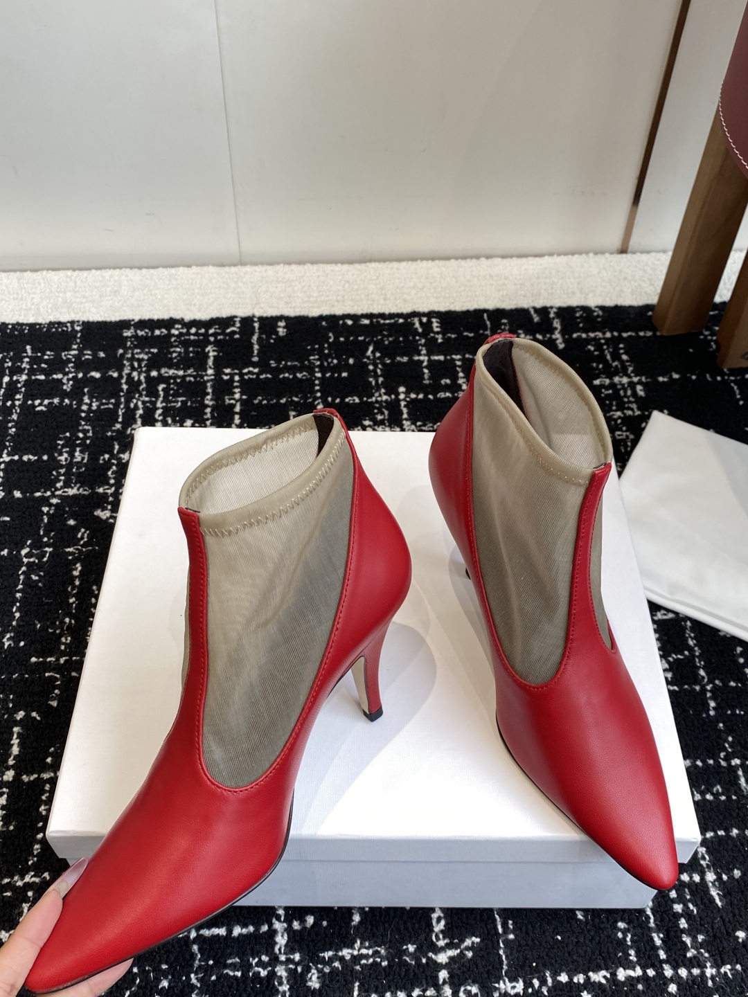 代购级The Row 2025极简奢华再一次精准落地 
这双 Mesh Knee-High Boots 