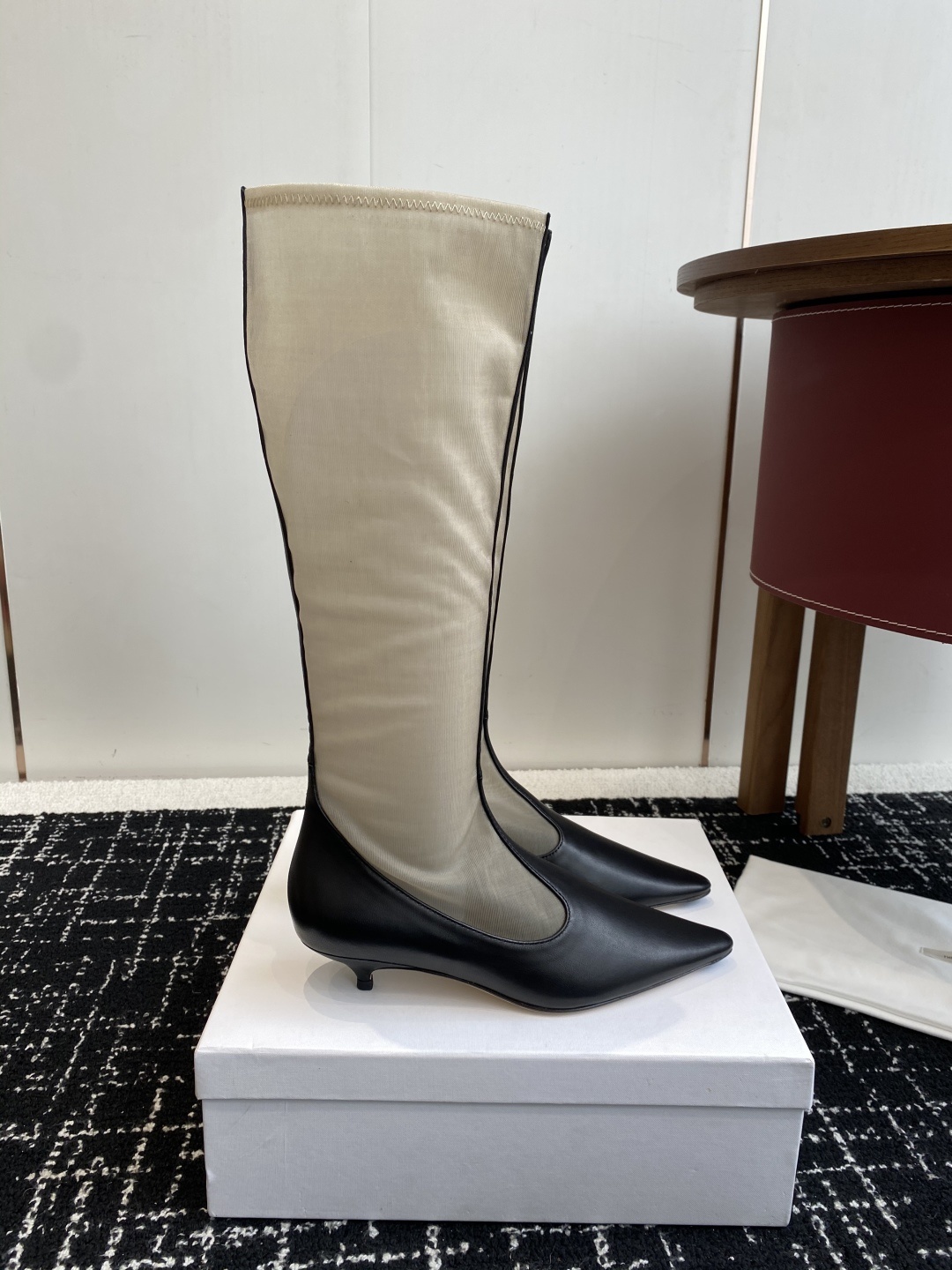 The Row 2025极简奢华再一次精准落地
这双 Mesh Knee-High Boots 延续品