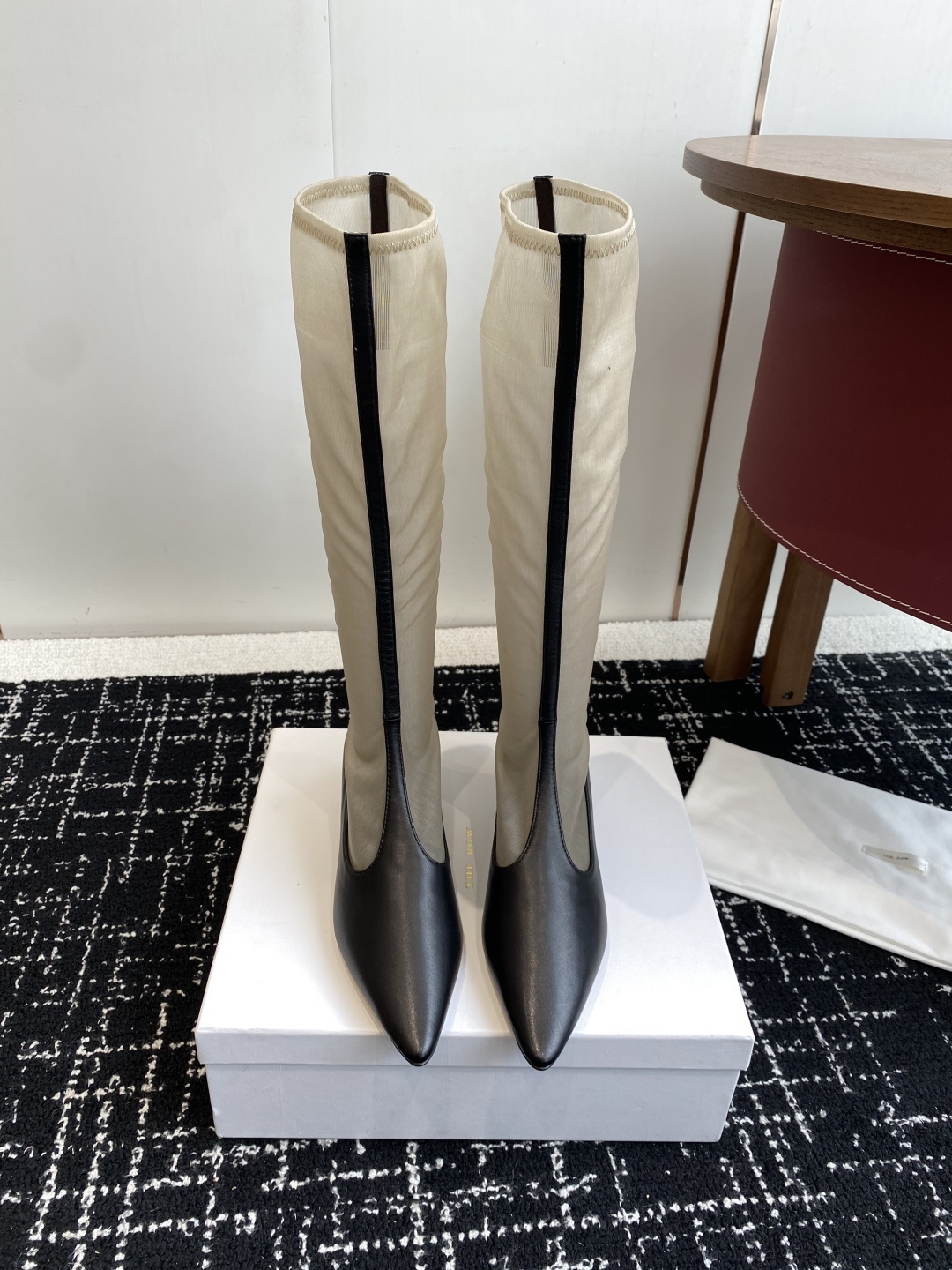 The Row 2025极简奢华再一次精准落地
这双 Mesh Knee-High Boots 延续品
