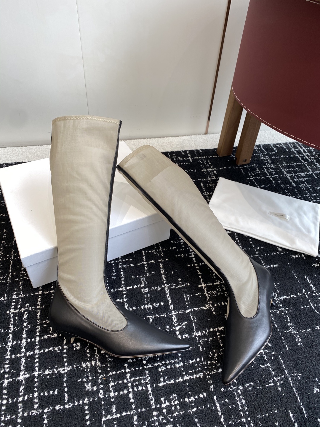 The Row 2025极简奢华再一次精准落地
这双 Mesh Knee-High Boots 延续品