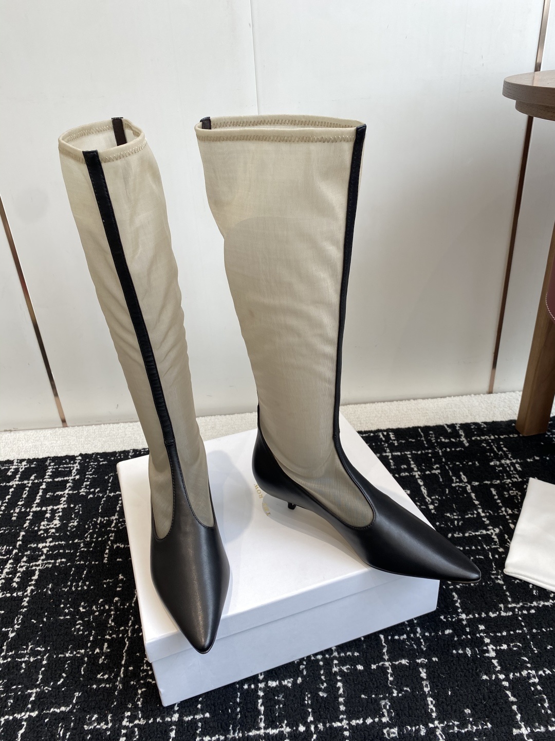 The Row 2025极简奢华再一次精准落地
这双 Mesh Knee-High Boots 延续品