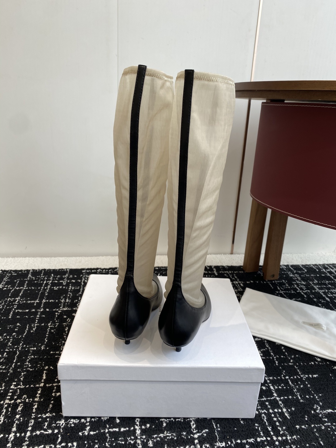 The Row 2025极简奢华再一次精准落地
这双 Mesh Knee-High Boots 延续品