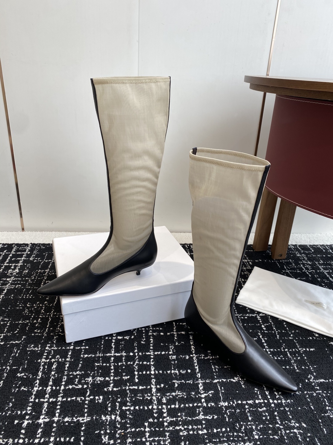 The Row 2025极简奢华再一次精准落地
这双 Mesh Knee-High Boots 延续品