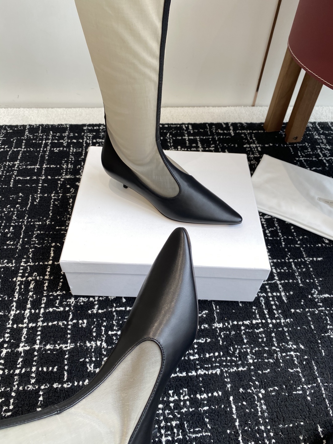 The Row 2025极简奢华再一次精准落地
这双 Mesh Knee-High Boots 延续品