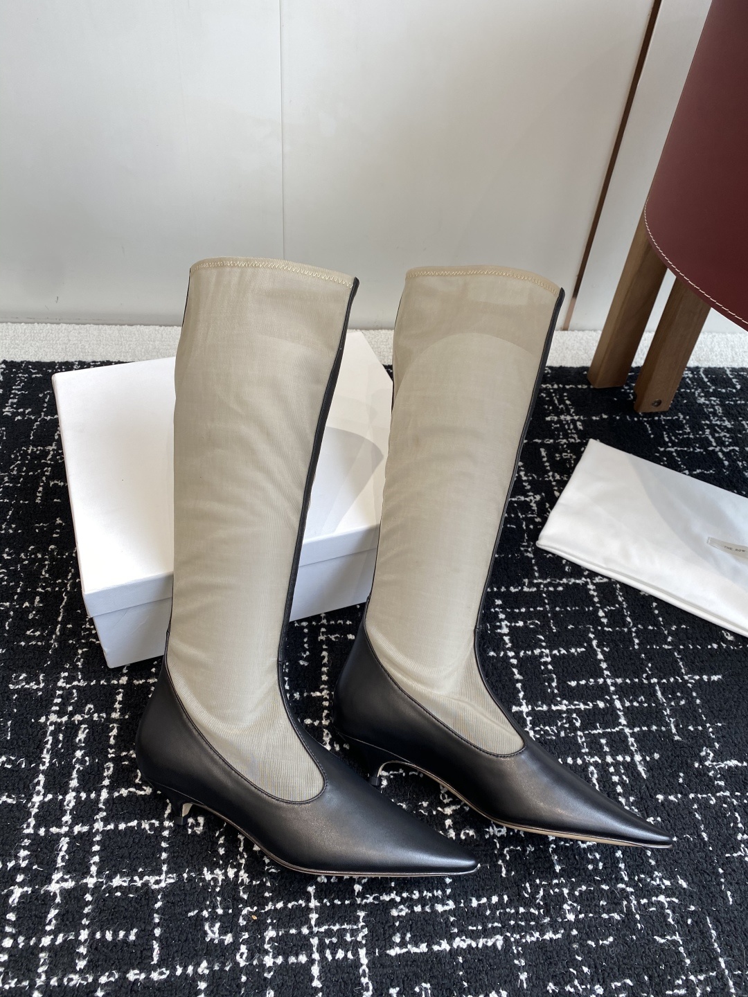The Row 2025极简奢华再一次精准落地
这双 Mesh Knee-High Boots 延续品