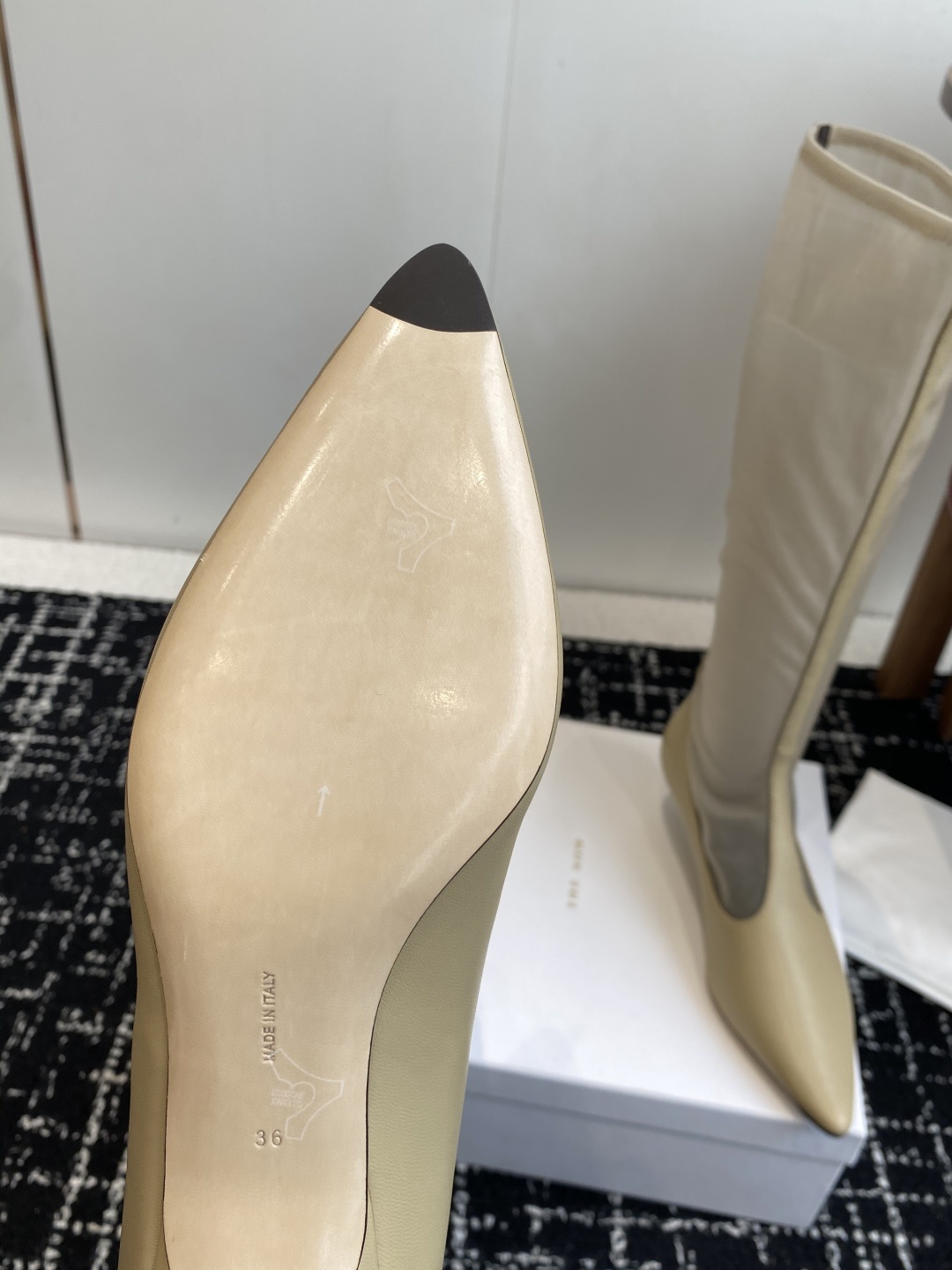 The Row 2025极简奢华再一次精准落地
这双 Mesh Knee-High Boots 延续品