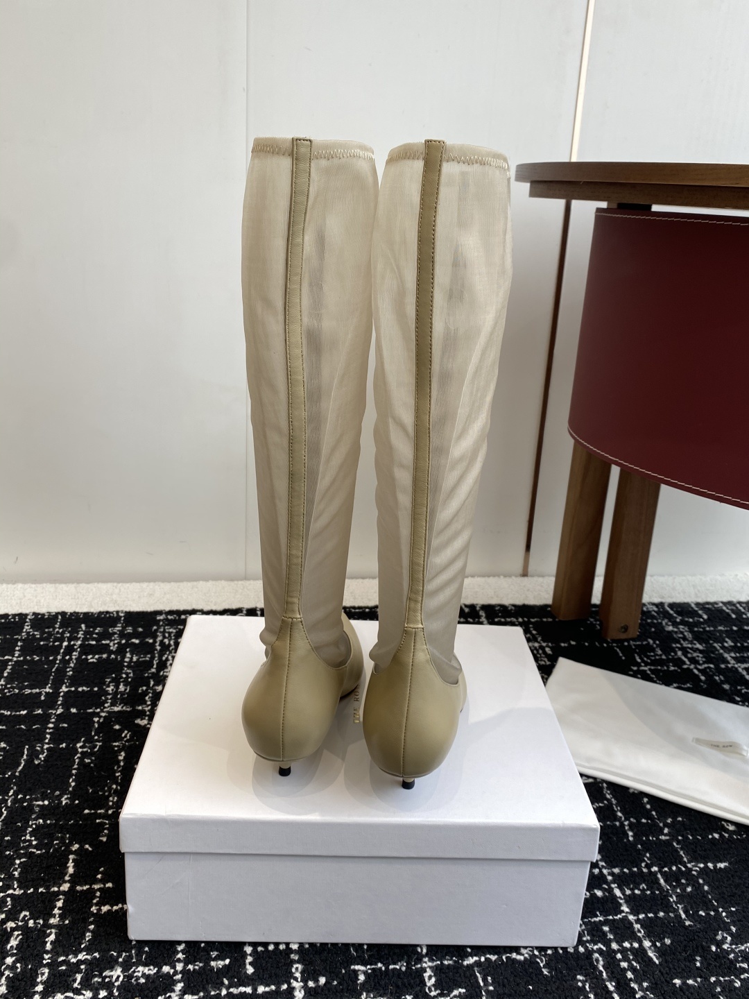 The Row 2025极简奢华再一次精准落地
这双 Mesh Knee-High Boots 延续品