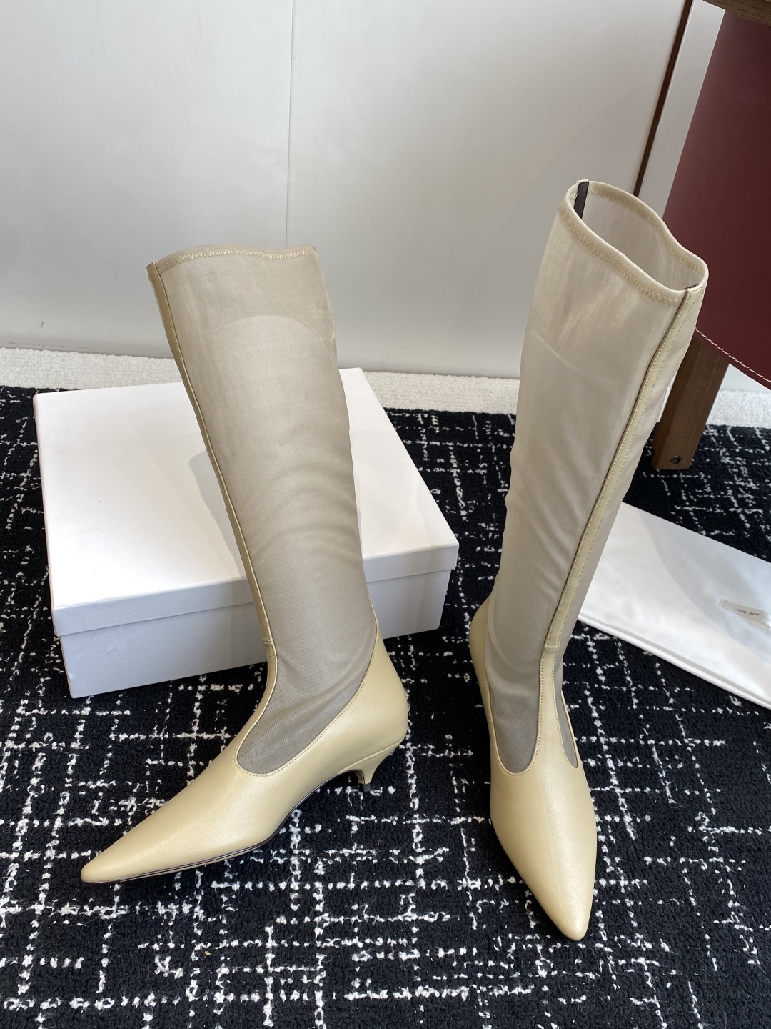 The Row 2025极简奢华再一次精准落地
这双 Mesh Knee-High Boots 延续品