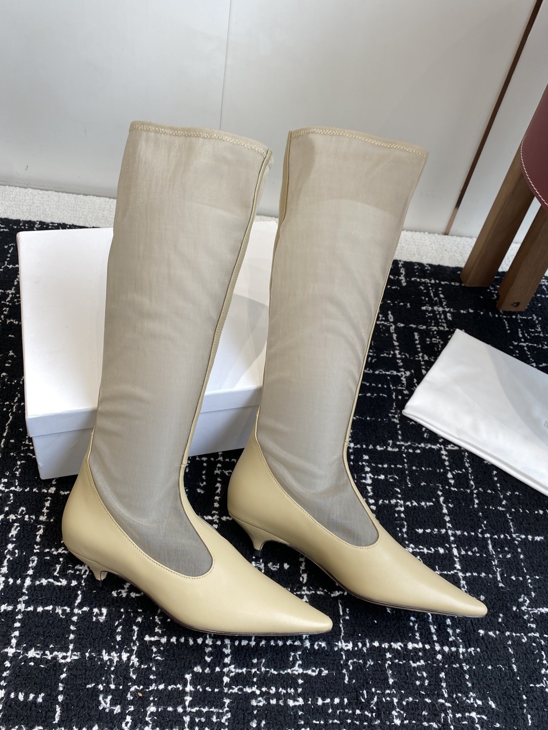The Row 2025极简奢华再一次精准落地
这双 Mesh Knee-High Boots 延续品