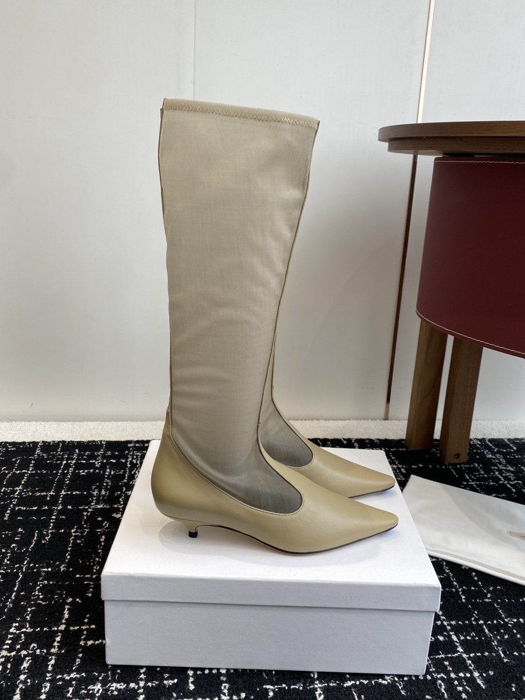 The Row 2025极简奢华再一次精准落地
这双 Mesh Knee-High Boots 延续品
