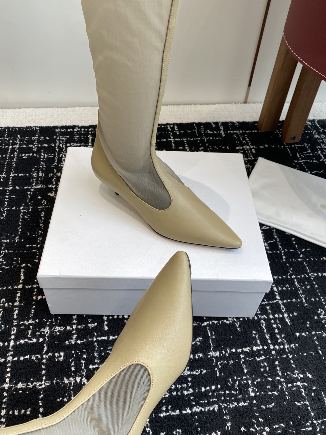 The Row 2025极简奢华再一次精准落地
这双 Mesh Knee-High Boots 延续品
