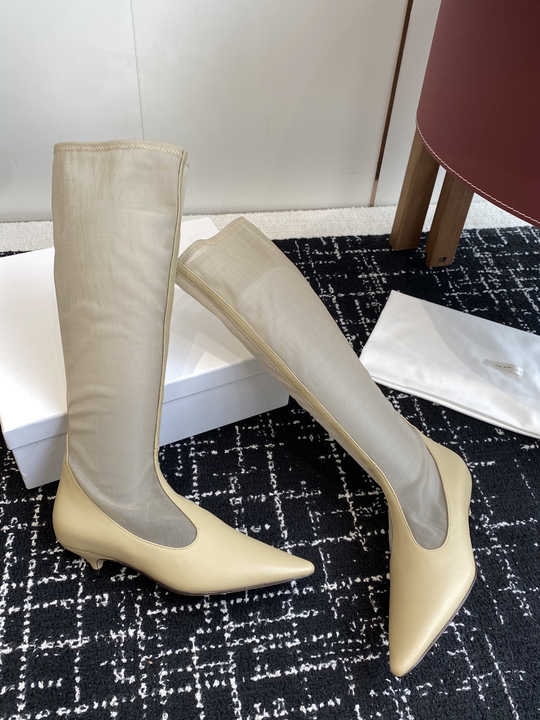 The Row 2025极简奢华再一次精准落地
这双 Mesh Knee-High Boots 延续品