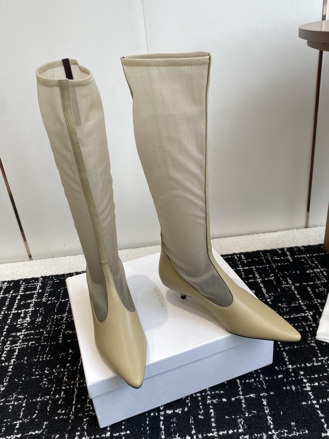 The Row 2025极简奢华再一次精准落地
这双 Mesh Knee-High Boots 延续品