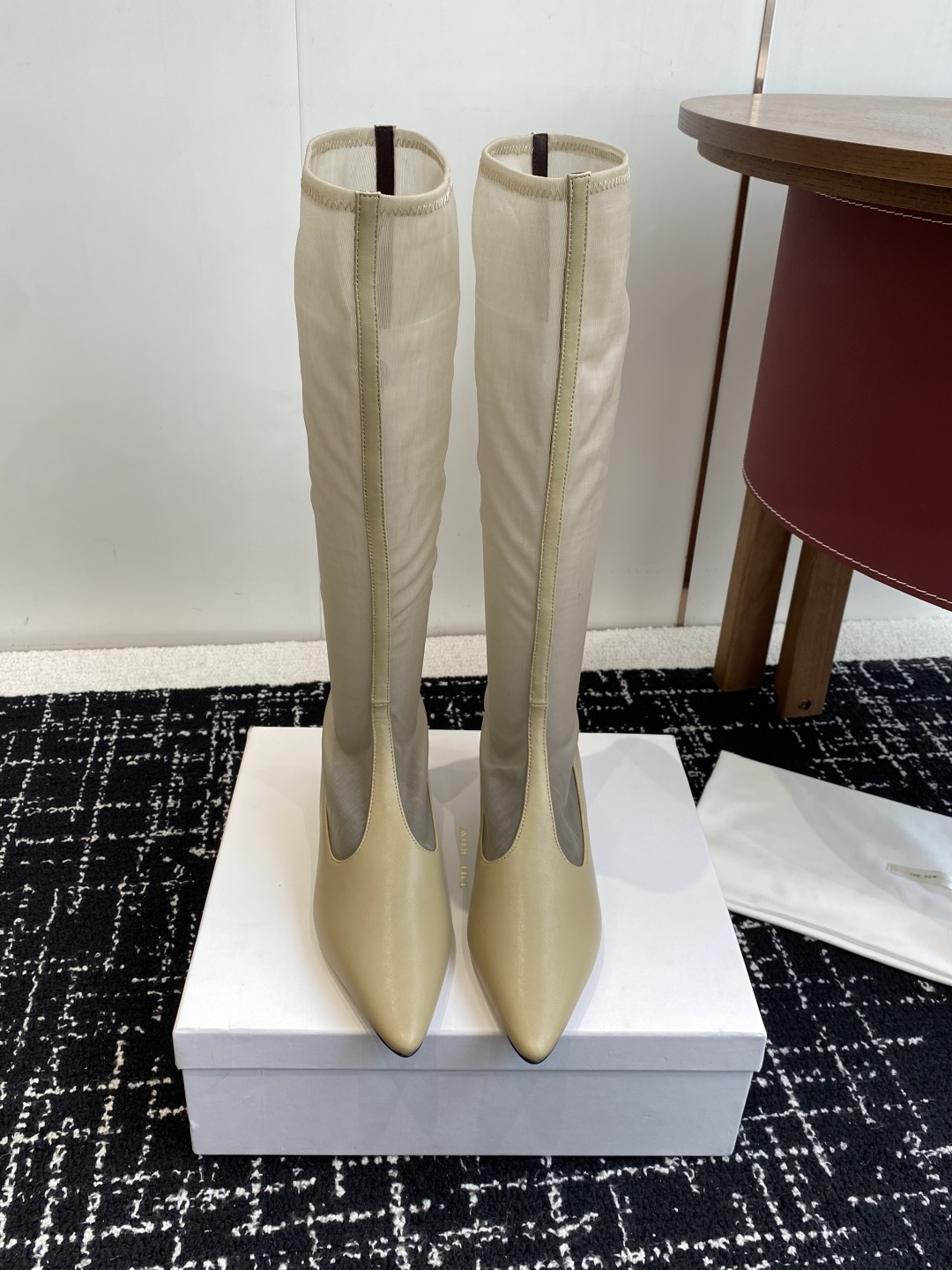 The Row 2025极简奢华再一次精准落地
这双 Mesh Knee-High Boots 延续品