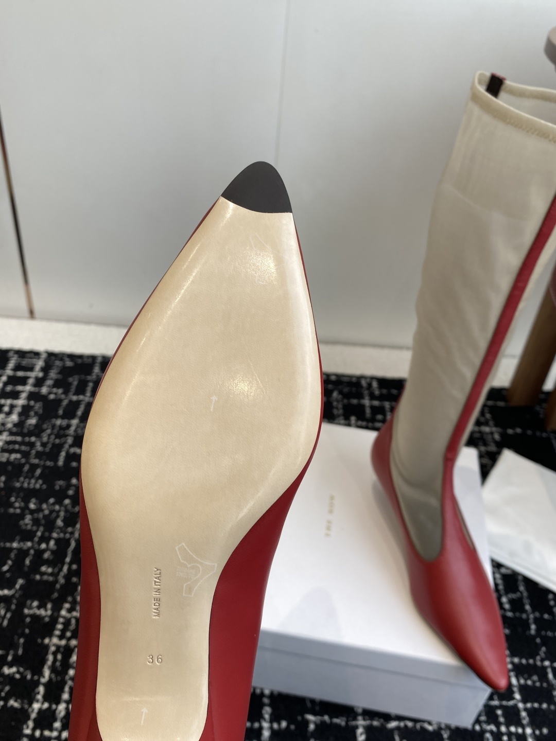 The Row 2025极简奢华再一次精准落地
这双 Mesh Knee-High Boots 延续品