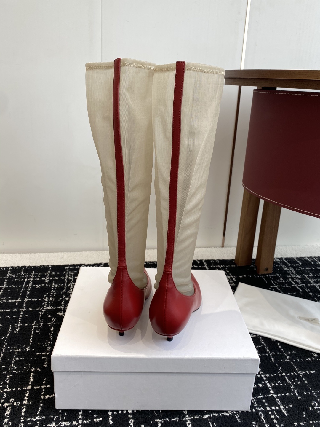The Row 2025极简奢华再一次精准落地
这双 Mesh Knee-High Boots 延续品