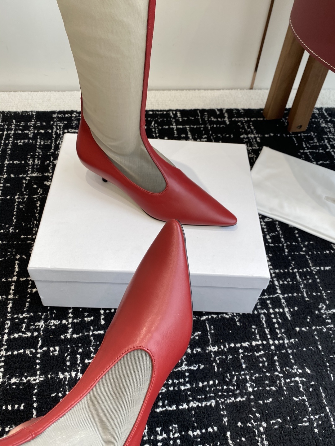 The Row 2025极简奢华再一次精准落地
这双 Mesh Knee-High Boots 延续品