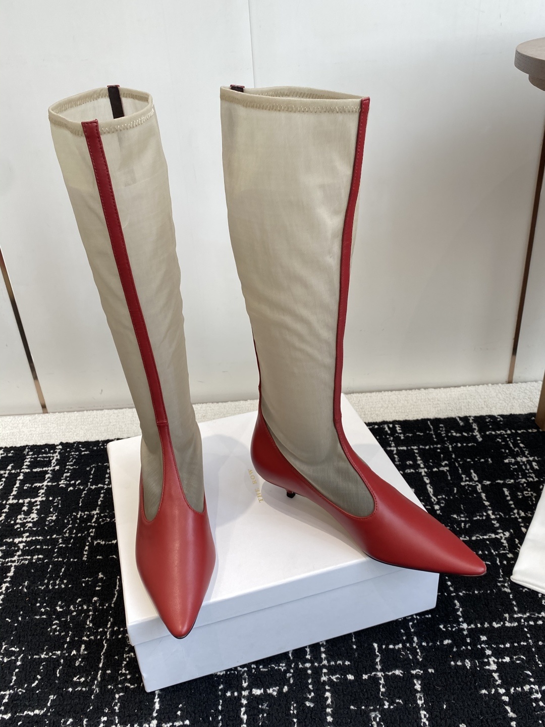 The Row 2025极简奢华再一次精准落地
这双 Mesh Knee-High Boots 延续品