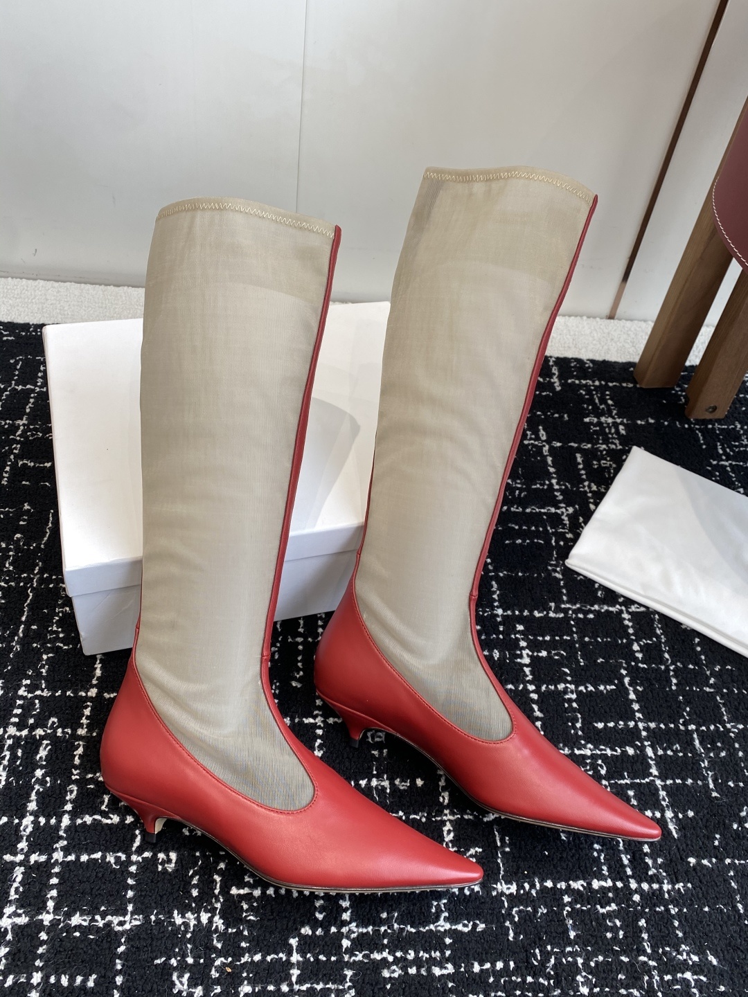 The Row 2025极简奢华再一次精准落地
这双 Mesh Knee-High Boots 延续品
