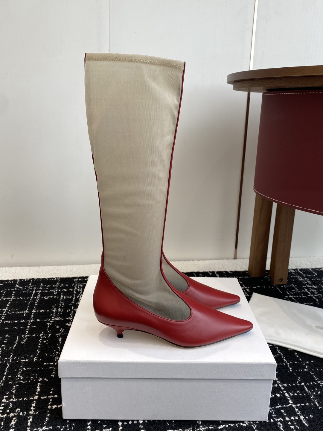 The Row 2025极简奢华再一次精准落地
这双 Mesh Knee-High Boots 延续品
