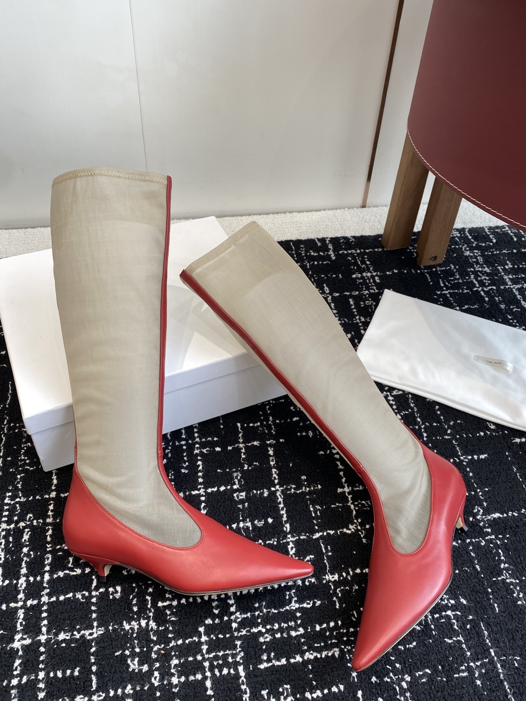 The Row 2025极简奢华再一次精准落地
这双 Mesh Knee-High Boots 延续品