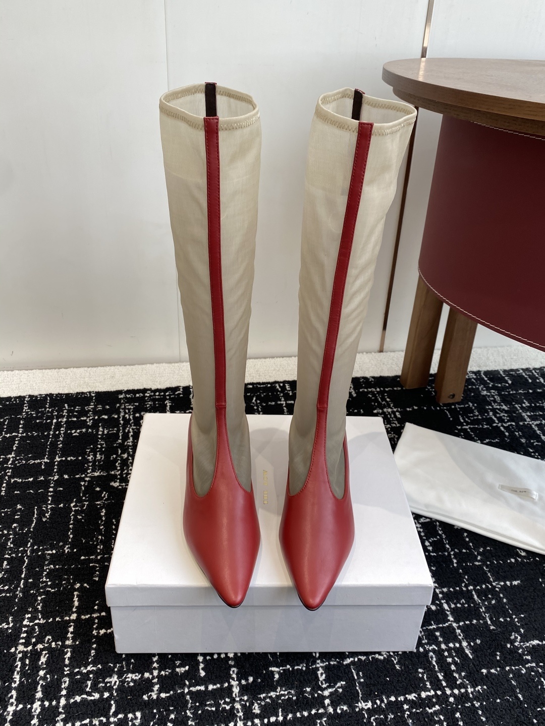 The Row 2025极简奢华再一次精准落地
这双 Mesh Knee-High Boots 延续品