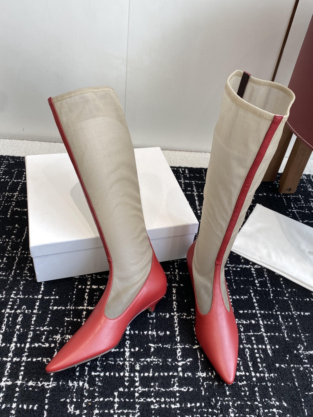 The Row 2025极简奢华再一次精准落地
这双 Mesh Knee-High Boots 延续品
