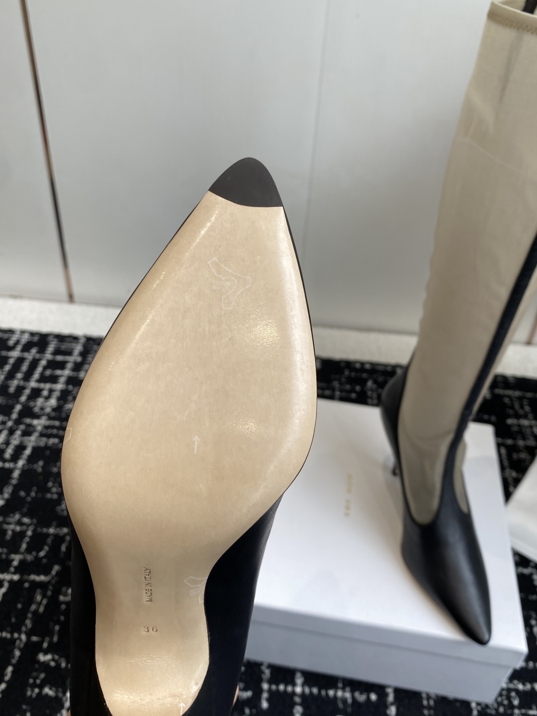 The Row 2025极简奢华再一次精准落地
这双 Mesh Knee-High Boots 延续品