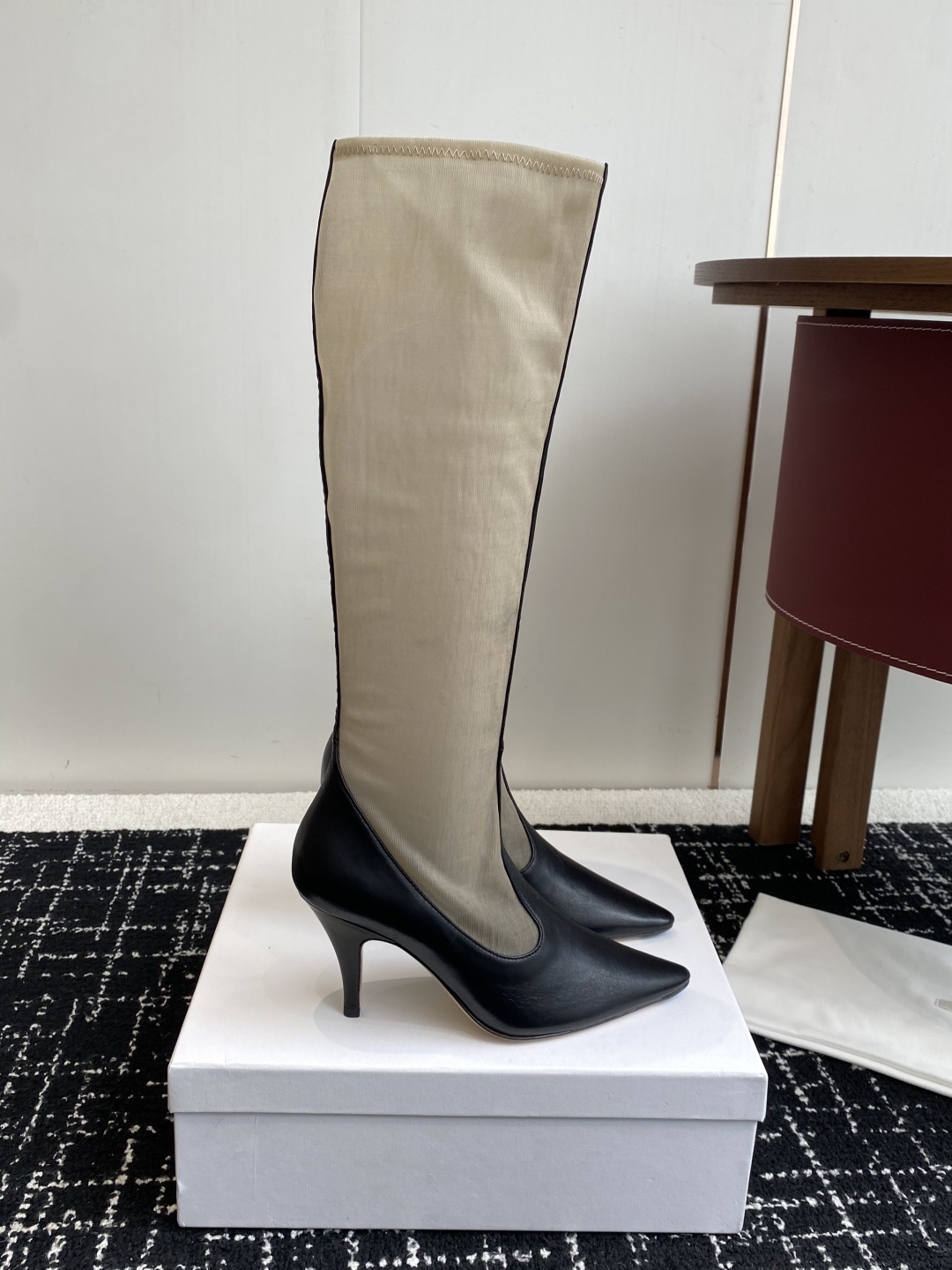 The Row 2025极简奢华再一次精准落地
这双 Mesh Knee-High Boots 延续品