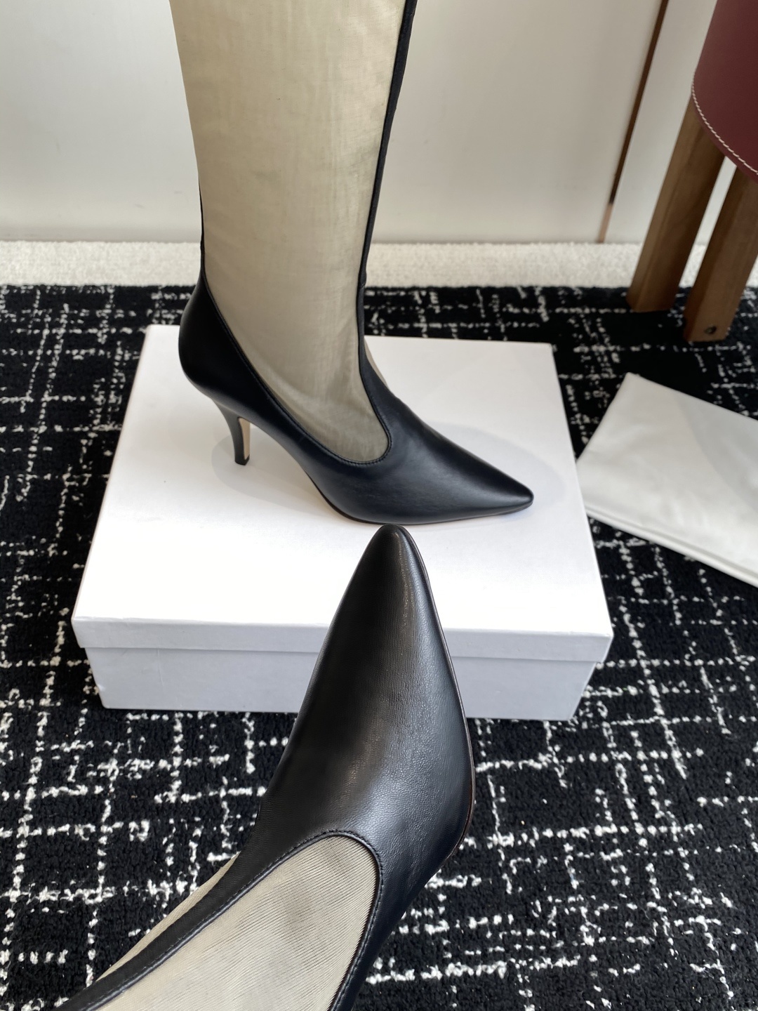 The Row 2025极简奢华再一次精准落地
这双 Mesh Knee-High Boots 延续品