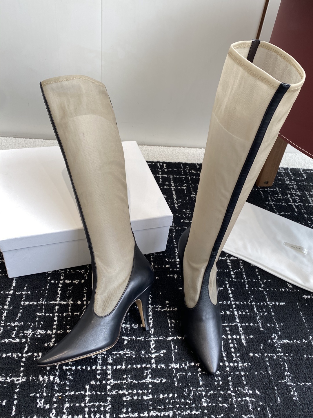 The Row 2025极简奢华再一次精准落地
这双 Mesh Knee-High Boots 延续品