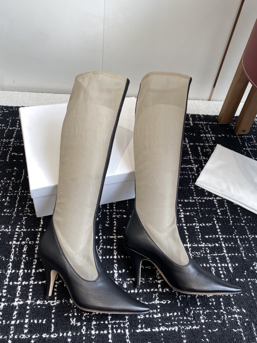 The Row 2025极简奢华再一次精准落地
这双 Mesh Knee-High Boots 延续品