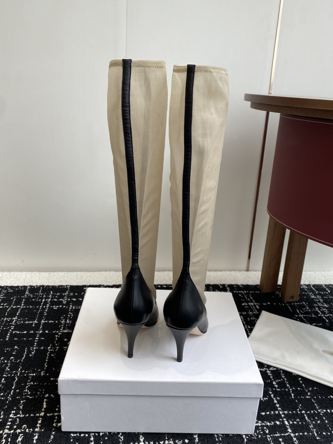 The Row 2025极简奢华再一次精准落地
这双 Mesh Knee-High Boots 延续品
