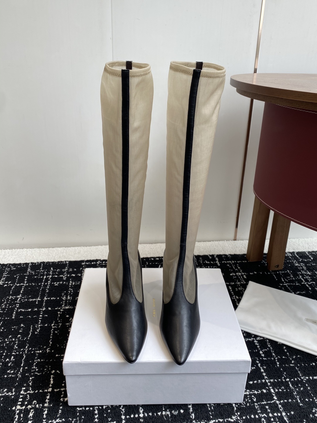 The Row 2025极简奢华再一次精准落地
这双 Mesh Knee-High Boots 延续品