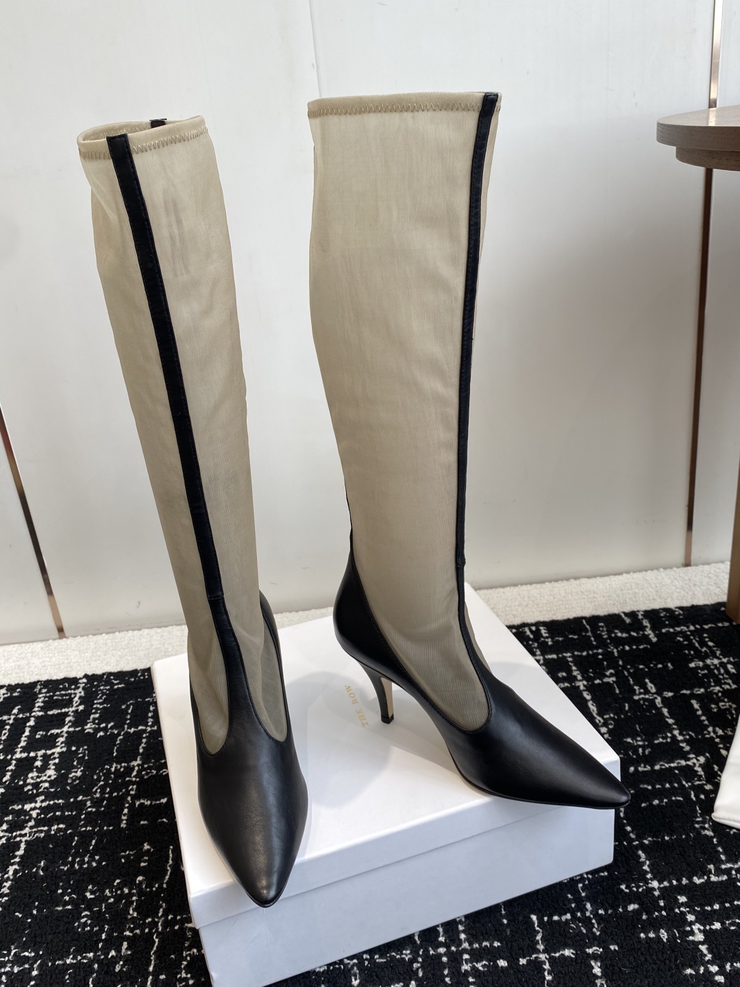 The Row 2025极简奢华再一次精准落地
这双 Mesh Knee-High Boots 延续品