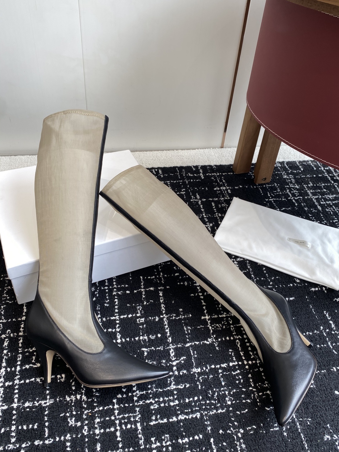 The Row 2025极简奢华再一次精准落地
这双 Mesh Knee-High Boots 延续品