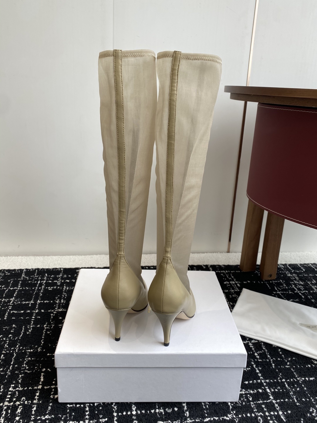 The Row 2025极简奢华再一次精准落地
这双 Mesh Knee-High Boots 延续品