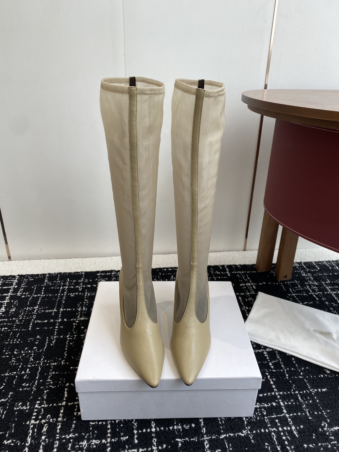 The Row 2025极简奢华再一次精准落地
这双 Mesh Knee-High Boots 延续品