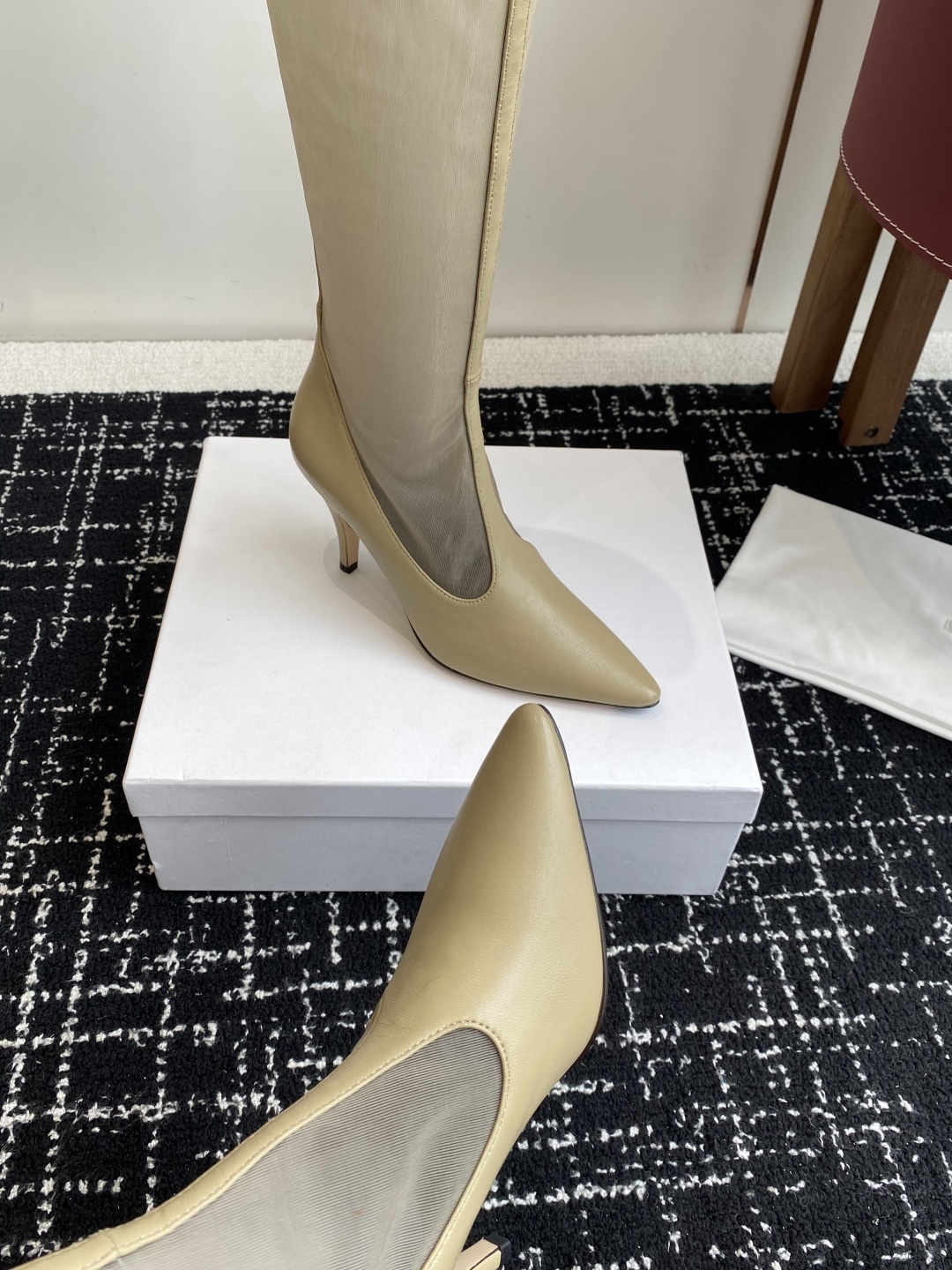 The Row 2025极简奢华再一次精准落地
这双 Mesh Knee-High Boots 延续品
