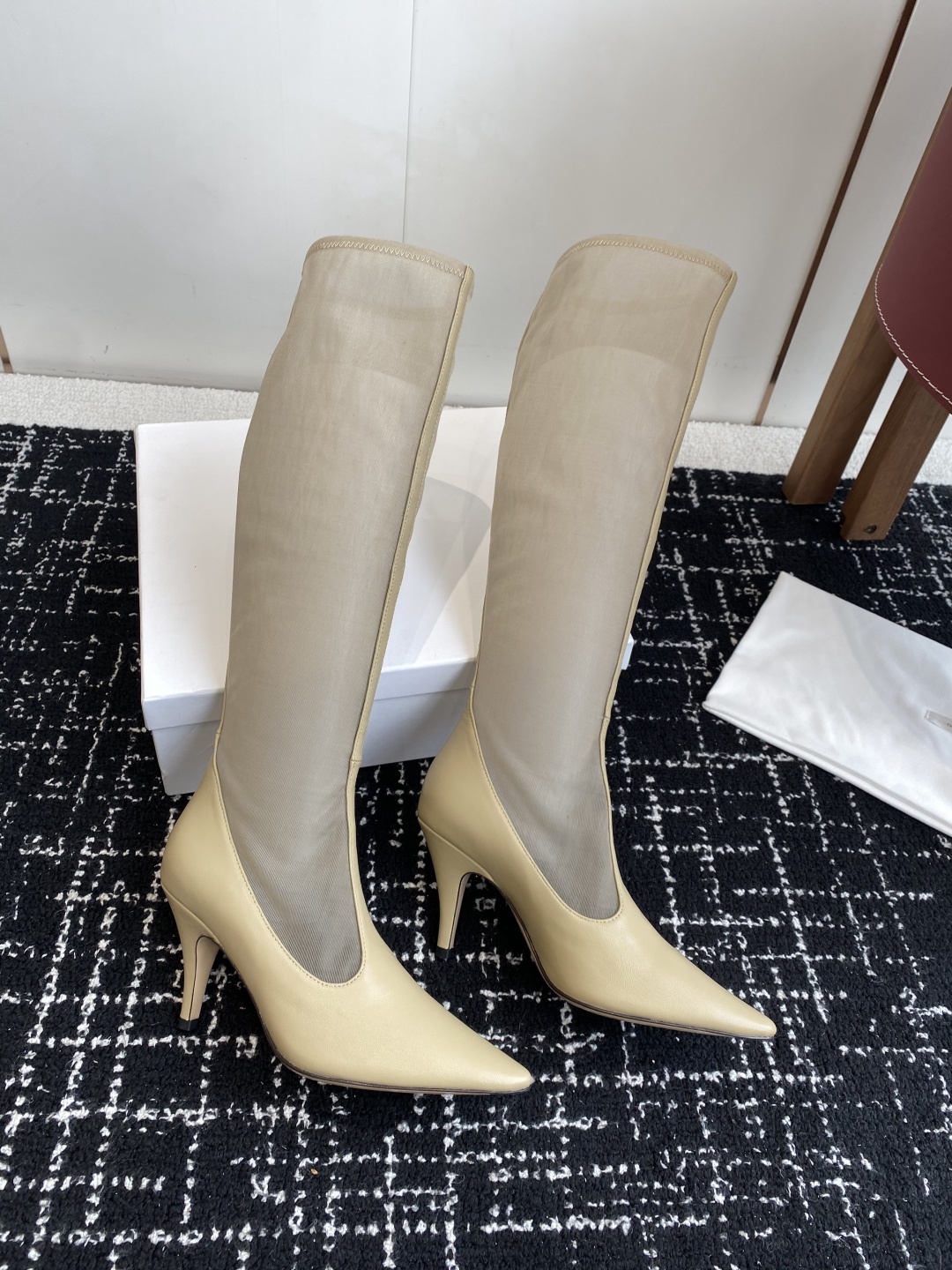 The Row 2025极简奢华再一次精准落地
这双 Mesh Knee-High Boots 延续品