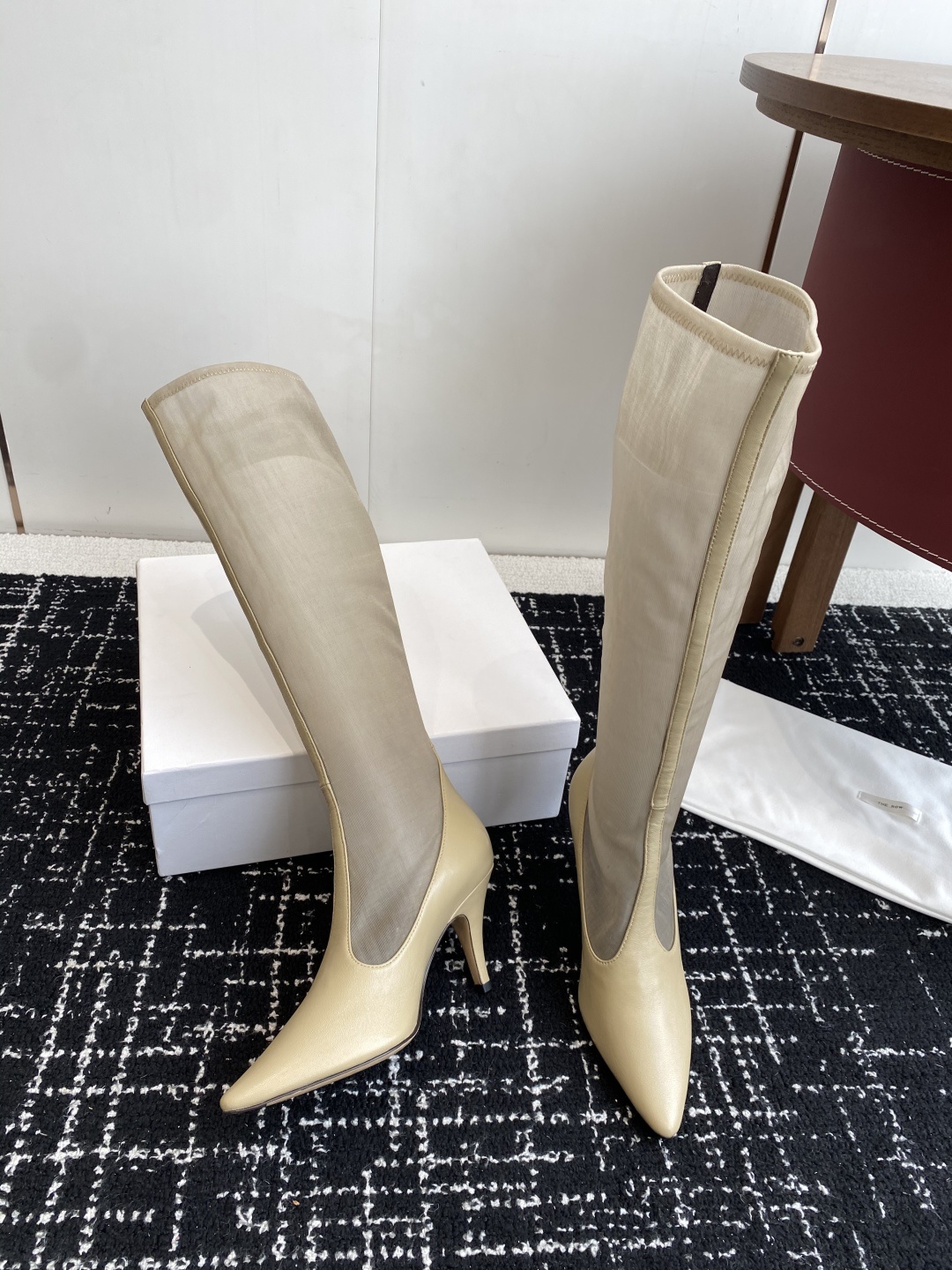 The Row 2025极简奢华再一次精准落地
这双 Mesh Knee-High Boots 延续品