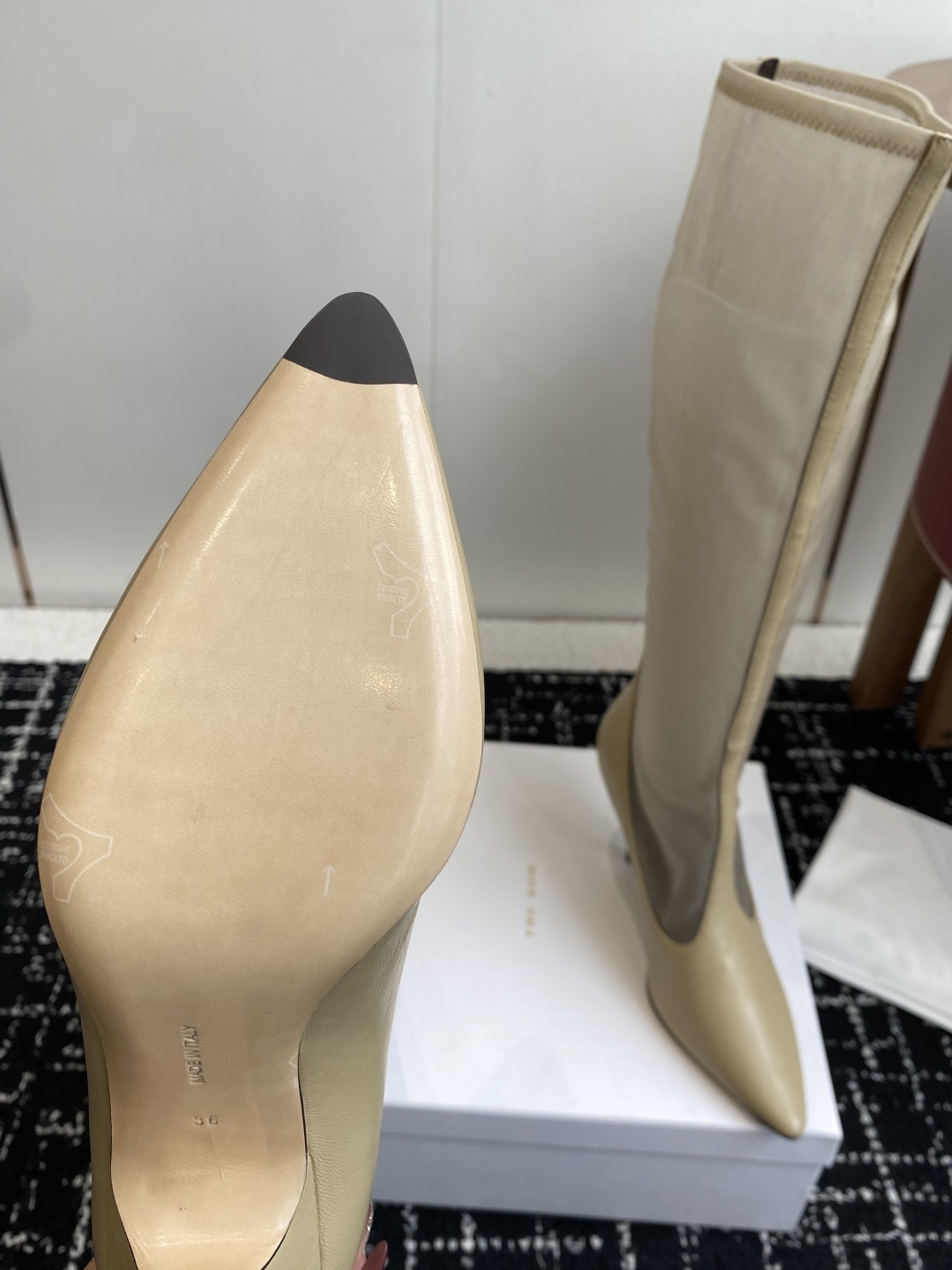 The Row 2025极简奢华再一次精准落地
这双 Mesh Knee-High Boots 延续品