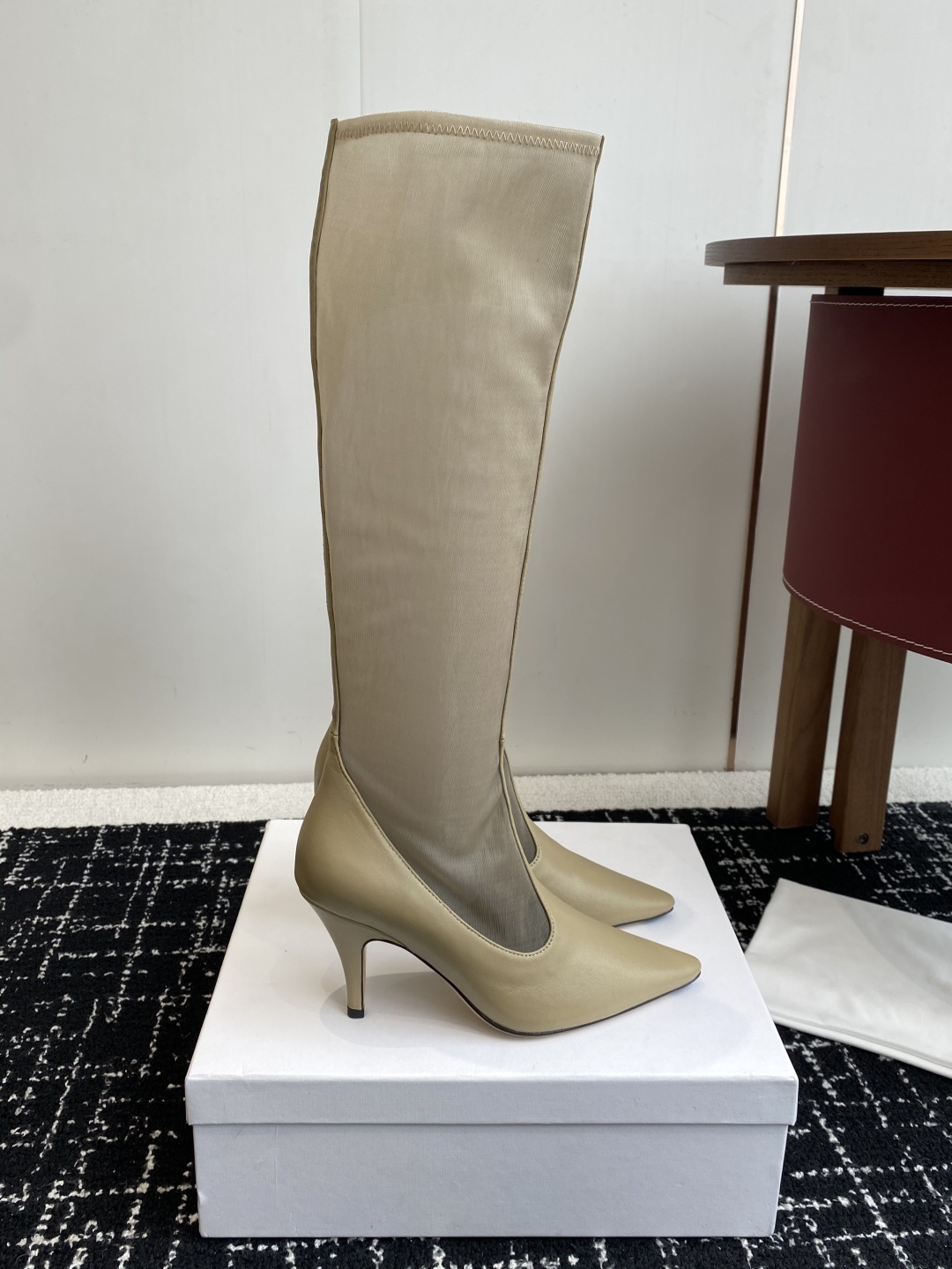 The Row 2025极简奢华再一次精准落地
这双 Mesh Knee-High Boots 延续品