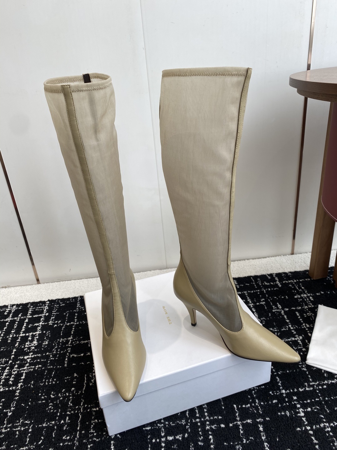 The Row 2025极简奢华再一次精准落地
这双 Mesh Knee-High Boots 延续品