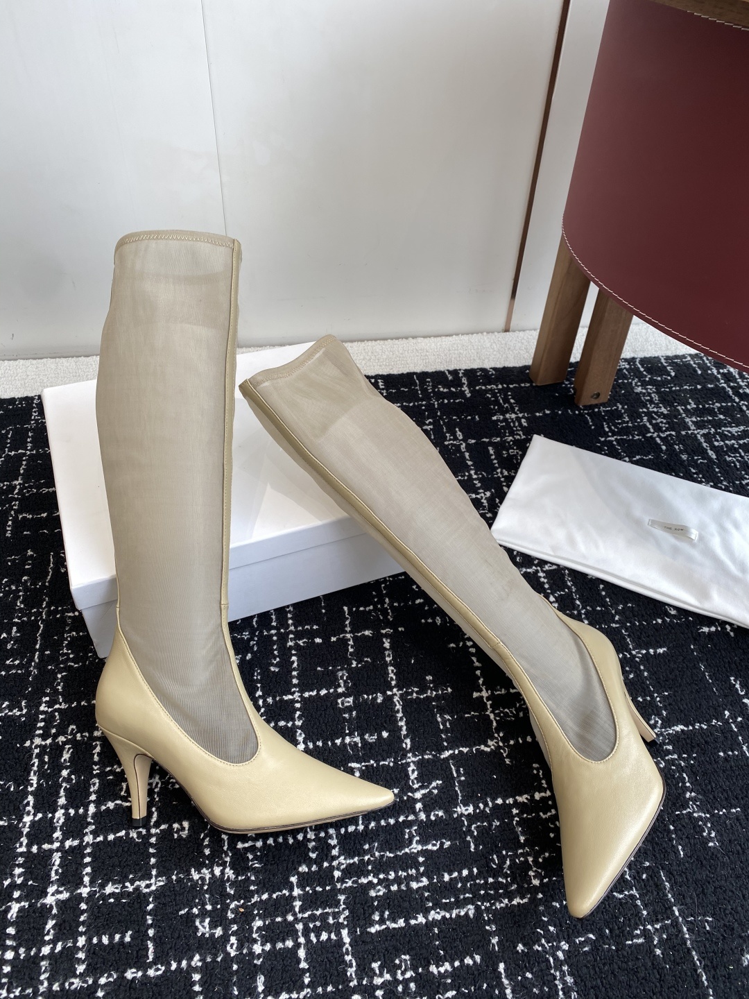 The Row 2025极简奢华再一次精准落地
这双 Mesh Knee-High Boots 延续品