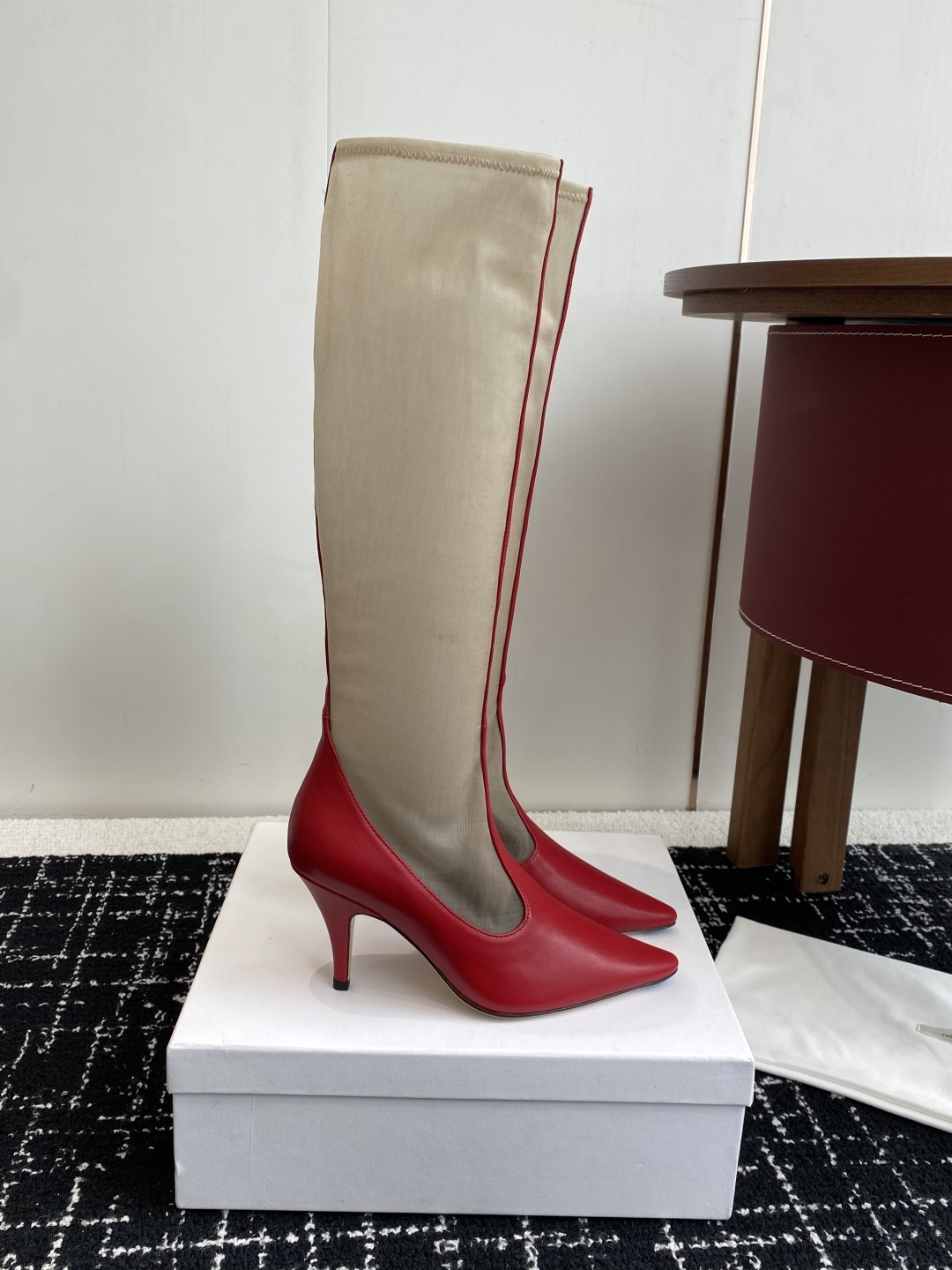 The Row 2025极简奢华再一次精准落地
这双 Mesh Knee-High Boots 延续品