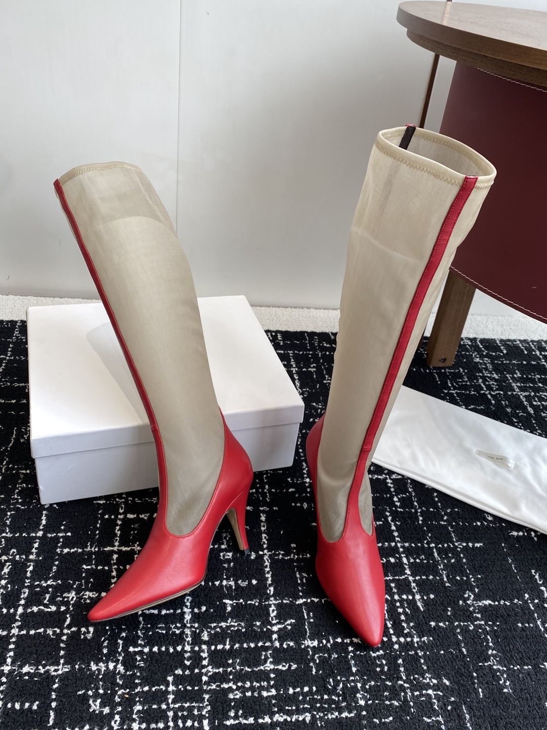 The Row 2025极简奢华再一次精准落地
这双 Mesh Knee-High Boots 延续品