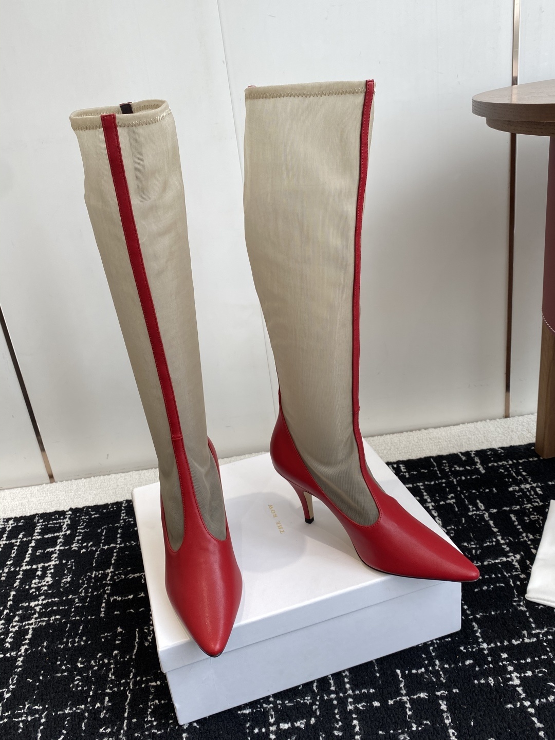 The Row 2025极简奢华再一次精准落地
这双 Mesh Knee-High Boots 延续品