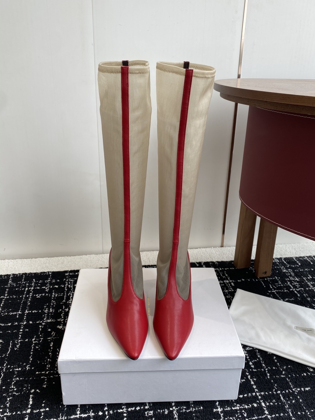 The Row 2025极简奢华再一次精准落地
这双 Mesh Knee-High Boots 延续品